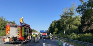 Verkehrsunfall zwischen PKW und LKW auf der Autobahn