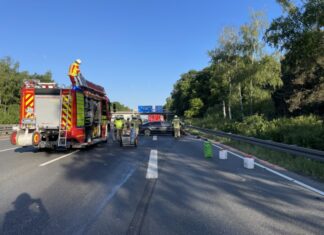 Unfall auf der A2: PKW fährt unter LKW – Behinderung der Rettungskräfte durch blockierte Fahrspuren Verkehrsunfall zwischen PKW und LKW auf der Autobahn