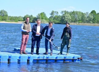 Badesaison in der Region Hannover offiziell eröffnet (vo.li.) Isernhagens Bürgermeister Tim Mithöfer, Niedersachsens Gesundheitsminister Dr. Andreas Philippi, Regionspräsident Steffen Krach, sowie Hygieneinspektorin Tereza Klocke vom Team Umweltmedizin der Region Hannover.