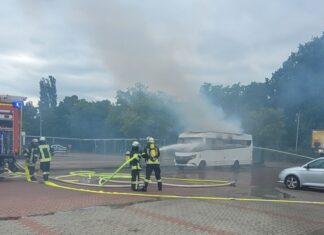 Wohnmobil in Vollbrand auf Garbsener Parkplatz Wohnmobil brennt auf Parkplatz