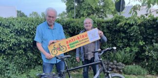 "anti-klau": Die Aufkleber-Kampagne des ADFC Langenhagen appelliert, zum Schutz des Rades Räder vor Diebstahl selber zwei wesentliche Schritte mitzugehen. Im Bilde mit einem stark vergrößerten Aufkleber zwei der fünf ADFC-TourGuides: Reinhard Spörer(l.) und Reinhard Wolf