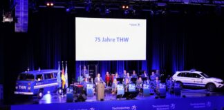 Innenminister Alexander Dobrindt beim Festakt zum 75. Jubiläum des THW. Mit dabei: Die THW-Big Band.