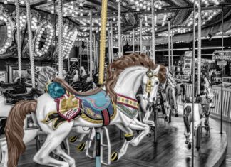 City-Kirmes bringt Jahrmarktstimmung in Hannovers Innenstadt Karussel / Karusselpferd / Nostalgie