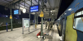 Durch die Feuerwehr abgesperrter Bereich des Bahnsteigs