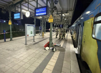 Feuerwehr Lehrte: Kopfhörer führt zu Großeinsatz im Bahnhof Lehrte Durch die Feuerwehr abgesperrter Bereich des Bahnsteigs