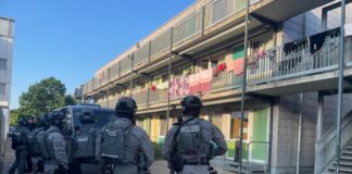 Einsatzkräfte der Bundespolizei während des Durchsuchungseinsatzes