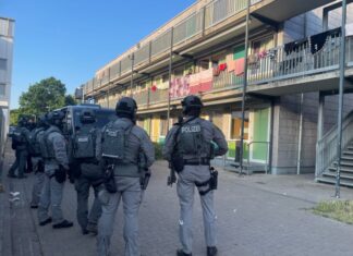 Bundespolizei zerschlägt mutmaßliche Diebesbande in Hannover Einsatzkräfte der Bundespolizei während des Durchsuchungseinsatzes