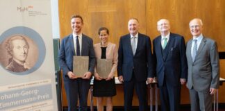 (von links) PD Dr. Niklas Klümper, Prof. Dr. Elisabeth Heßmann, Prof. Dr. Markus W. Büchler, Prof. Dr. Michael Manns, Vorsitzender des Johann-Georg-Zimmermann-Kuratoriums, und Prof. Dr. Siegfried Piepenbrock, stellvertretender Stiftungsratsvorsitzender der Stiftung MHH plus.