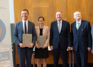Höchste Auszeichnungen für Verdienste in der Krebsforschung verliehen (von links) PD Dr. Niklas Klümper, Prof. Dr. Elisabeth Heßmann, Prof. Dr. Markus W. Büchler, Prof. Dr. Michael Manns, Vorsitzender des Johann-Georg-Zimmermann-Kuratoriums, und Prof. Dr. Siegfried Piepenbrock, stellvertretender Stiftungsratsvorsitzender der Stiftung MHH plus.