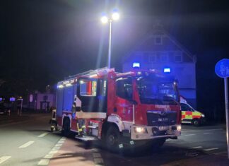 Dachterrassenbrand im 8. Obergeschoss – Feuerwehr Celle im nächtlichen Einsatz Dachterrassenbrand im 8. Obergeschoss.