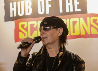 „Erleben & Erlesen“ kehrt zurück an den Hannover Airport Klaus Meine bei der Eröffnung des Hub of the Scorpions