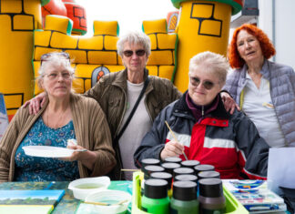 „KünstlerVielfalt“ bringt kreative Talente ins Licht der Öffentlichkeit Einige der Teilnehmenden des Projekts "KünstlerVielfalt"