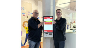 Check-In Terminal Bürgerbüro / Ralph Gureck, Leiter der Kommunikation im Rathaus (li.) und Götz Gandenberger, Leiter des Bürgerbüros, sehen Vorteile für Besuchende und Mitarbeitende.