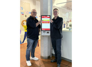 Modernes Check-In Terminal verbessert Service im Bürgerbüro Langenhagen Check-In Terminal Bürgerbüro / Ralph Gureck, Leiter der Kommunikation im Rathaus (li.) und Götz Gandenberger, Leiter des Bürgerbüros, sehen Vorteile für Besuchende und Mitarbeitende.