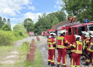 Aufgerissene Gasleitung in Neuwarmbüchen sorgt für Großeinsatz – Gebäude evakuiert Gasleitung bei Baggerarbeiten in Neuwarmbüchen beschädigt
