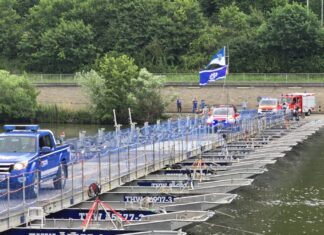 THW feiert Doppeljubiläum mit spektakulärer Pontonbrücke Übung zum Jubiläum: THW errichtet schwimmende Brücke