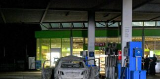 Auto ausgebrannt an Tankstelle