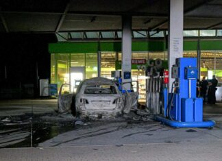 Mann zündet Auto an Tankstelle in Anderten an und stürmt mit Axt in Verkaufsraum Auto ausgebrannt an Tankstelle