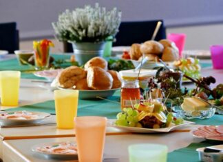 Gemeinsam frühstücken und ins Gespräch kommen – Ehrenamtliches Frühstücksangebot im Quartierstreff Wiesenau gedeckter Frühstückstisch