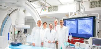 Begeistert von der neuen Technik: MHH-Vizepräsident Professor Dr. Frank Lammert, Dr. Dominik Berliner, Professor Dr. Johann Bauersachs, Michael Raasch, Bereichsleiter Infrastruktur, und Dr. Tobias König.