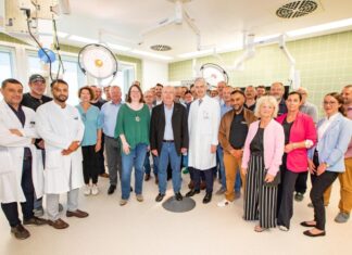 Modernisiert und startklar: OP-Block 3 der MHH nimmt wieder den Betrieb auf Im modernisierten OP-Saal 29: Baufachleute, Projekt-Verantwortliche und OP-Fachleute.