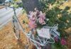 Weißes Fahrrad (Ghost Bike) für getötete Radfahrerin in Langenhagen aufgestellt.
