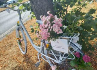 Weißes Fahrrad erinnert an tödlichen Radunfall in Langenhagen Weißes Fahrrad (Ghost Bike) für getötete Radfahrerin in Langenhagen aufgestellt.