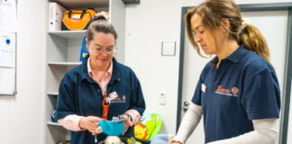 Elena Böhnisch und Linda Valle beim Packen einer Babytasche.