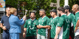 Ein ganz besonderer Moment: Daniela Behrens, Niedersächsische Ministerin für Inneres, Sport und Digitalisierung, überreicht die Turnierpokale an die ersten drei Gewinnerteams – ein Zeichen der Wertschätzung und Motivation für alle Teilnehmenden.