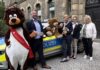 Maskottchen Nero (Sparkasse Hannover), Hendrik Asche (Regionaldirektor Sparkasse Hannover), Gwendolin von der Osten (Polizeipräsidentin Polizeidirektion Hannover), Kristina Evers (Vorstandsmitglied Deutsche Teddy-Stiftung), Karin Garlichs (Beirat der Deutschen Teddy-Stiftung)