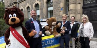 Maskottchen Nero (Sparkasse Hannover), Hendrik Asche (Regionaldirektor Sparkasse Hannover), Gwendolin von der Osten (Polizeipräsidentin Polizeidirektion Hannover), Kristina Evers (Vorstandsmitglied Deutsche Teddy-Stiftung), Karin Garlichs (Beirat der Deutschen Teddy-Stiftung)