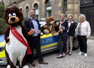 Trost in Plüschform: Sparkasse Hannover spendet über 900 Teddys für Polizeieinsätze Maskottchen Nero (Sparkasse Hannover), Hendrik Asche (Regionaldirektor Sparkasse Hannover), Gwendolin von der Osten (Polizeipräsidentin Polizeidirektion Hannover), Kristina Evers (Vorstandsmitglied Deutsche Teddy-Stiftung), Karin Garlichs (Beirat der Deutschen Teddy-Stiftung)
