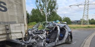 Tödlicher Unfall auf A2-Rastplatz bei Hannover: Pkw rast unter Lkw