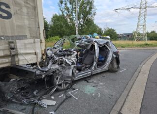 Tödlicher Unfall auf A2-Rastplatz bei Hannover: Pkw rast unter Lkw Tödlicher Unfall auf A2-Rastplatz bei Hannover: Pkw rast unter Lkw