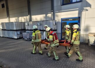 Realitätsnahe Gefahrgutübung bei Reemtsma: Ortsfeuerwehr Langenhagen meistert komplexes Szenario Am Donnerstagabend führte die Ortsfeuerwehr Langenhagen auf dem Gelände der Reemtsma Cigarettenfabrik GmbH eine groß angelegte Einsatzübung durch.