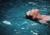Schwimmerin im Wasser / Schwimmbad / Leise / Entspannung / Stille Stunde