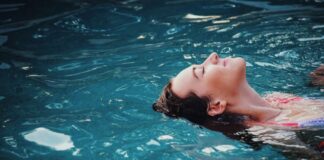 Schwimmerin im Wasser / Schwimmbad / Leise / Entspannung / Stille Stunde