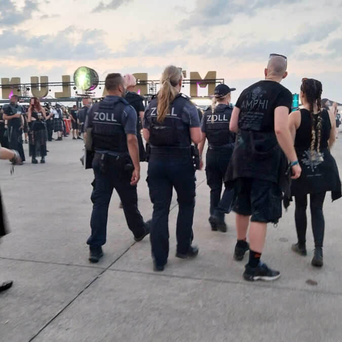 zöllner mit festivalbesuchern