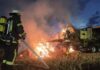Celle: Strohballenpresse in Brand geraten.
