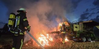 Celle: Strohballenpresse in Brand geraten.