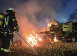 Ballenpresse in Wietzenbruch in Flammen – Feuerwehr im Großeinsatz Celle: Strohballenpresse in Brand geraten.