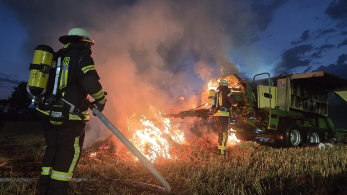 Celle: Strohballenpresse in Brand geraten.