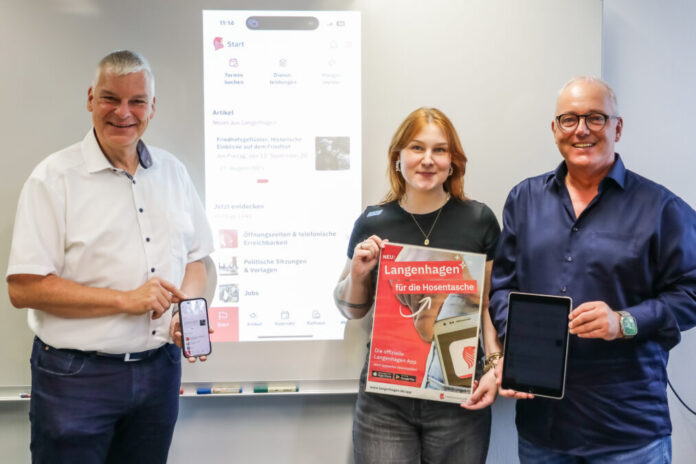 Bürgermeister Mirko Heuer, Social Media-Managerin Lorena Mensing und der Leiter Marketing und Kommunikation Ralph Gurek, freuen sich über die Einführung der Langenhagen-App.