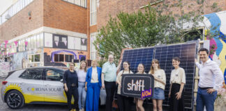 vlnr. Yvonne Kowald & Lotta Röbbel (Geschäftsführung Corona Solar), Sandra Gleue (Region Hannover), Umweltminister Christian Meyer, Laurel Schramme, Marie Petruschke Frieda Töppler (alle Schülerinnen der KGS Sehnde), Annika Hunte (Region Hannover), Steffen Krach (Regionspräsident).