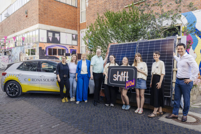 vlnr. Yvonne Kowald & Lotta Röbbel (Geschäftsführung Corona Solar), Sandra Gleue (Region Hannover), Umweltminister Christian Meyer, Laurel Schramme, Marie Petruschke Frieda Töppler (alle Schülerinnen der KGS Sehnde), Annika Hunte (Region Hannover), Steffen Krach (Regionspräsident).