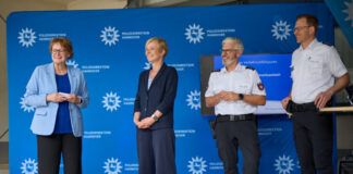 (v.l.n.r.) Innenministerin Daniela Behrens, Polizeipräsidentin Gwendolin von der Osten, Leiter des Kriminal- und Verkehrsermittlungsdienstes Marcel Thiele, Leiter des Verkehrsunfalldienstes Sebastian Kramm.