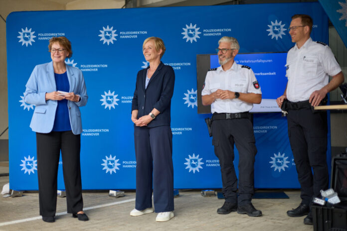 (v.l.n.r.) Innenministerin Daniela Behrens, Polizeipräsidentin Gwendolin von der Osten, Leiter des Kriminal- und Verkehrsermittlungsdienstes Marcel Thiele, Leiter des Verkehrsunfalldienstes Sebastian Kramm.