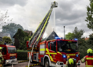 Wohnhausbrand in Brelingen: Großaufgebot der Feuerwehr im Einsatz Dachstuhlbrand - Wedemark