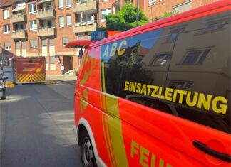 Unbekanntes Pulver löst Großeinsatz in Hannovers Südstadt aus Gefahrgutspezialisten im Einsatz.