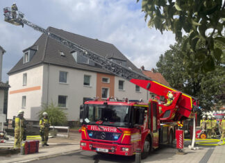 Dachstuhlbrand in Wiesenau: Feuerwehr rettet vermisste Person Drehleitereinsatz in der Bachstraße.